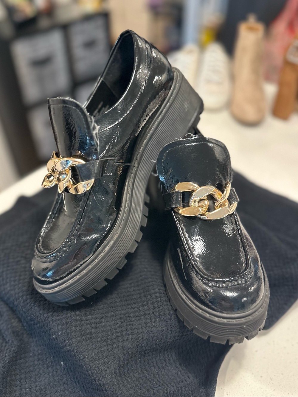 Steve Madden 8.5 Women's Black Patent Platform Loafers with Gold Chain EC